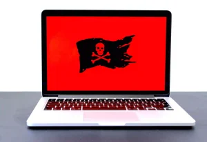 Laptop wskazujący na złośliwe oprogramowanie